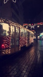 Trikkene i Brno er dekorert med julelys