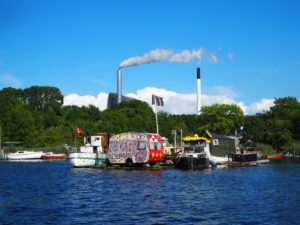 Campingvogn i kanalen utanfor Christiania.
